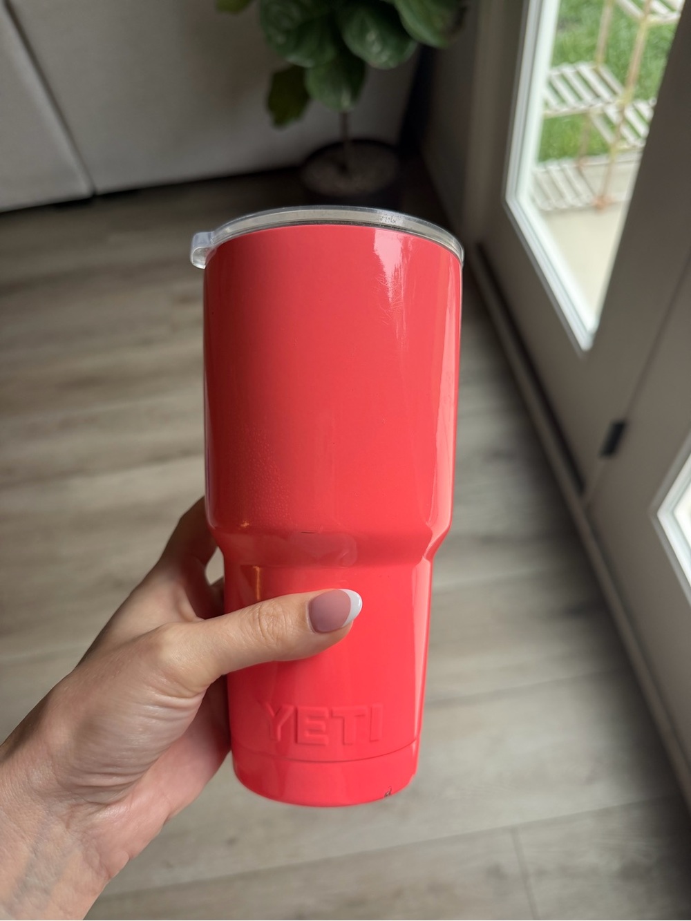 Yeti Coral Red/Tropical Pink Tumbler with Clear Lid